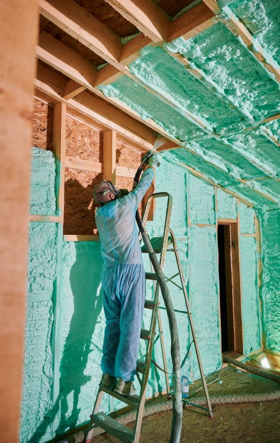 Pose de laine minérale pour isolation de plafond dans une maison  à Bécancour