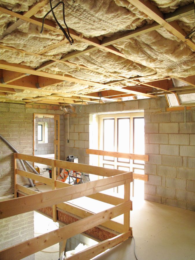 Isolation complète de plafond avec laine soufflée dans une construction résidentielle à Beloeil