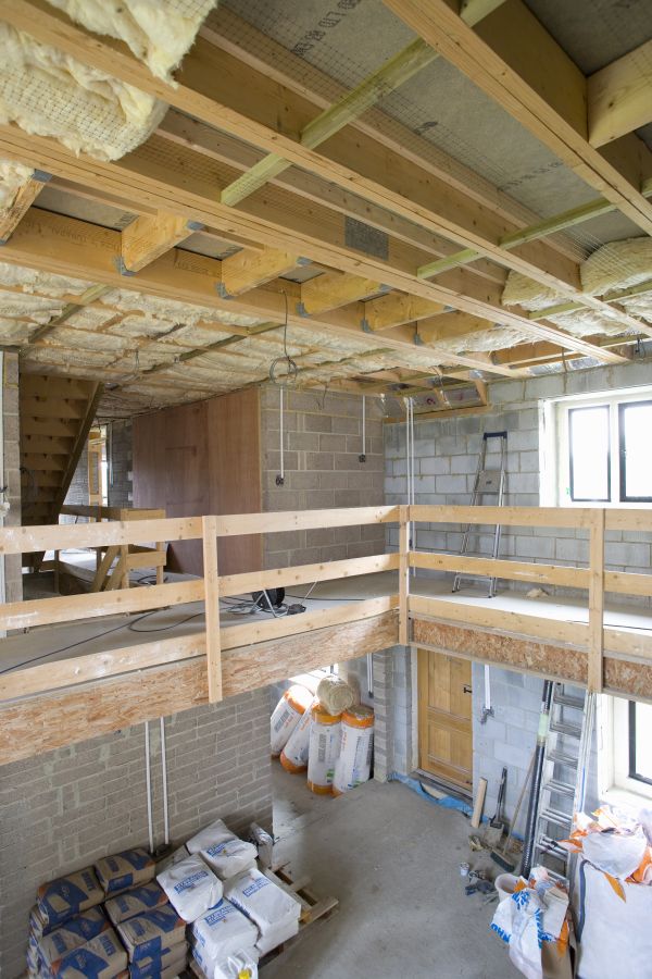 Travaux d’isolation à la mousse uréthane sur murs et plafond d’un bâtiment à McMasterville