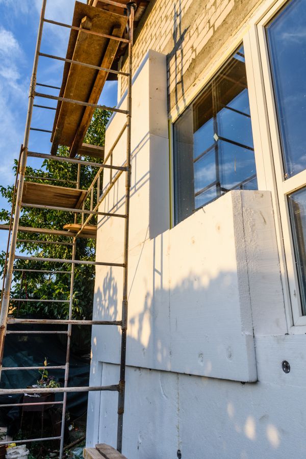 Installation d’isolant en fibre de verre dans des murs de charpente  à Montréal